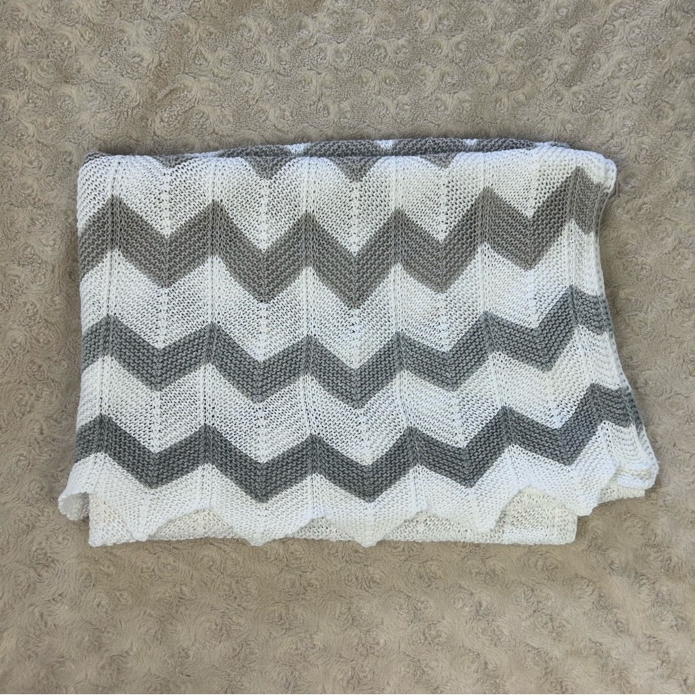 Silvercloud Gray White Chevron Baby Blanket Sweater Knit Cotton Shawl Zig Zag